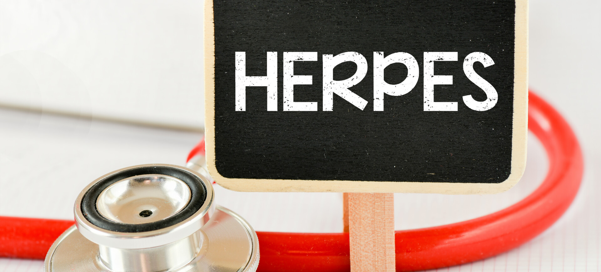 Herpesul – ce este, care sunt modalitățile de transmitere și mituri legate de virus
